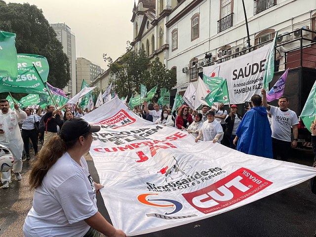 Trabalhadores da enfermagem protestam contra suspenso do piso salarial