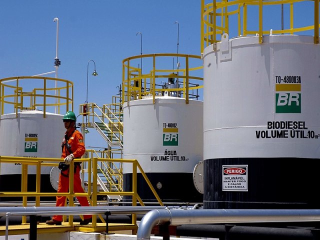 Bolsonaro acelera privatizao da Petrobras e expe Brasil a aumentos de combustvel