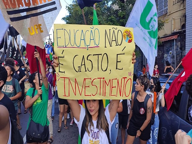 Governo Bolsonaro bloqueia mais R$ 1 bilho da educao e pode paralisar universidades