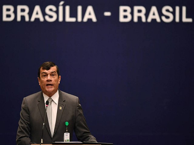 Pedido de impeachment do ministro da Defesa na PGR; Bolsonaro furou o teto em R$ 795 bi e mais