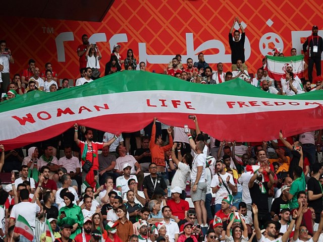 Poltica na Copa: iranianos no cantam hino e ingleses ajoelham no campo contra o racismo