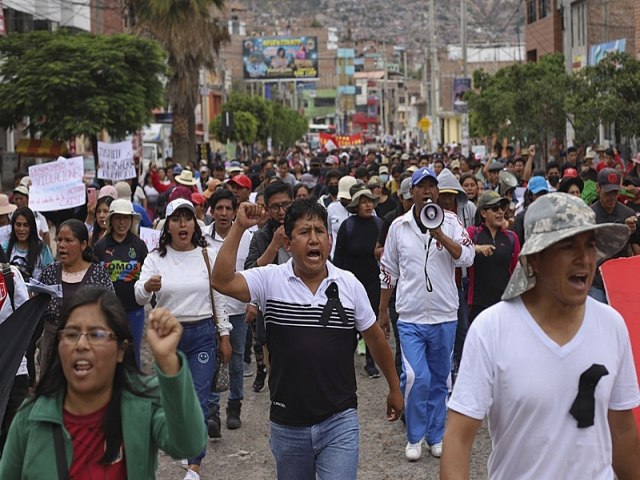 Nmero de mortos durante protestos no Peru aps afastamento de Castillo chega a 25