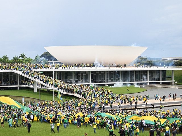 Atos golpistas: apoiadores de Jair Bolsonaro invadem sede dos Trs Poderes; veja reaes