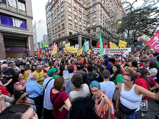 Em Porto Alegre, cerca de 20 mil pessoas tomam as ruas em defesa da democracia