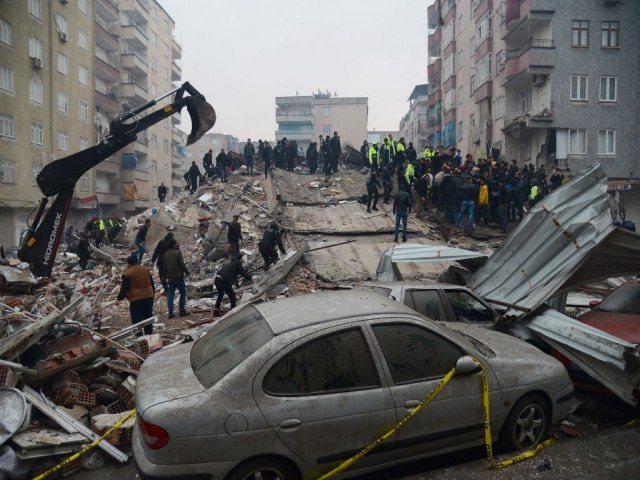 Terremoto de magnitude 7,8 deixa mais de 1.300 mortos na Turquia e na Sria