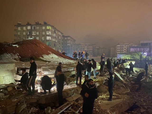 Temperaturas negativas e neve devem dificultar resgate aps forte terremoto na Turquia e na Sria