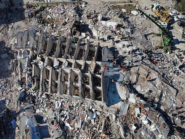 Brasil envia bombeiros para ajudar em resgates de vtimas de terremoto na Turquia