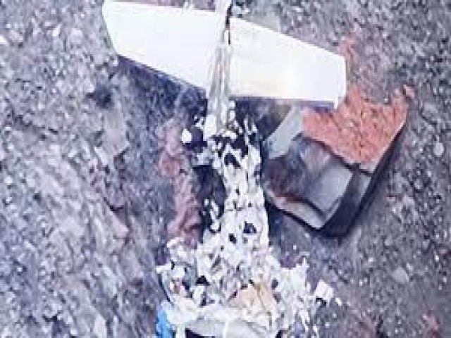 Equipes de resgate vasculham vulco filipino aps avistar destroos de avio desaparecido