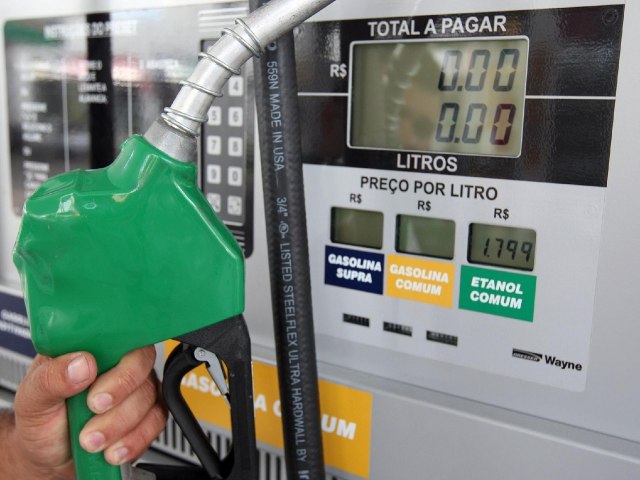 Gasolina pode subir R$ 0,69 e lcool R$ 0,24 com o retorno dos impostos federais, diz associao