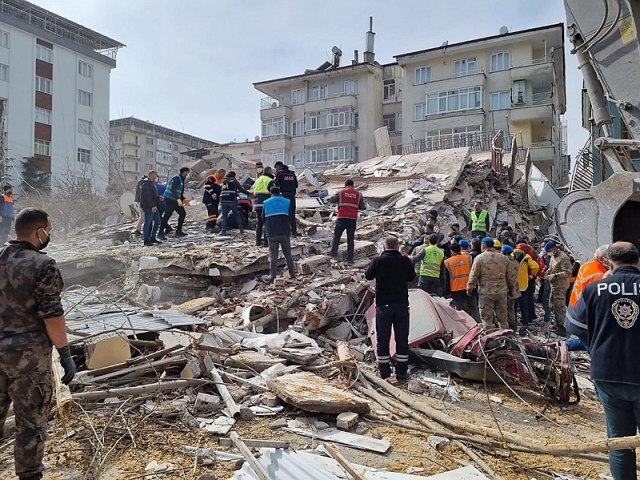 Novo terremoto atinge a Turquia e provoca mais destruio; pelo menos uma pessoa morreu