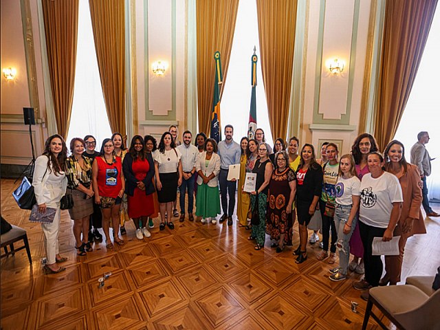 Governador do Rio Grande do Sul, Eduardo Leite, recebe movimentos feministas aps o 8M