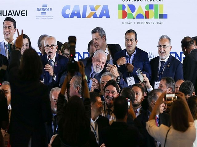 A prefeitos, Lula pede terrenos para construir casas populares