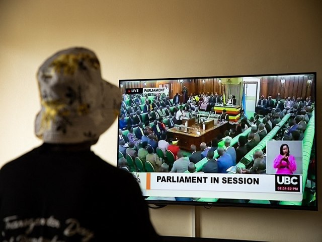 Parlamento de Uganda aprova projeto que pune LGBTQ com priso