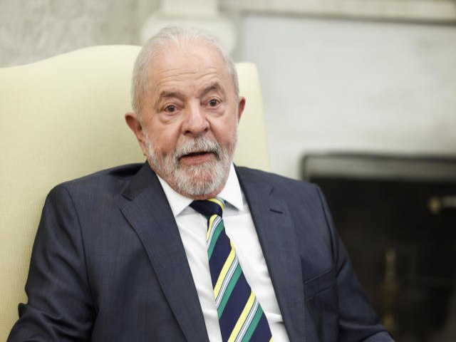 Lula tem pneumonia leve, cancela agenda e adia embarque para China