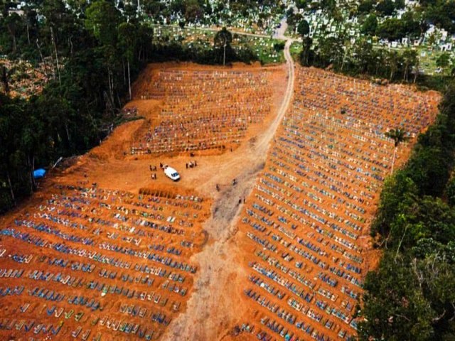Trs anos depois, Brasil chega a 700 mil mortos pela covid