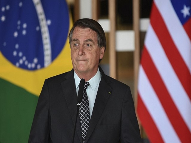 Bolsonaro volta ao pas para tentar salvar liderana e enfrentar embarao por sucesso poltica