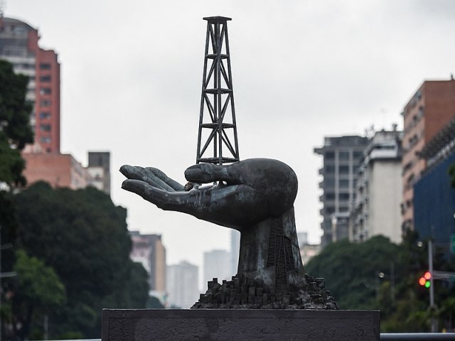 Qual a relao do bloqueio com as suspeitas de corrupo na estatal petroleira da Venezuela