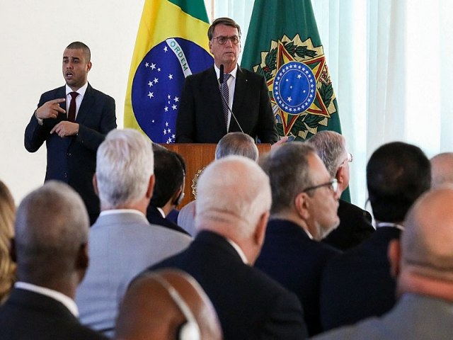 Bolsonaro pode ficar inelegvel j em abril, Moraes entrega percia de minuta golpista e mais