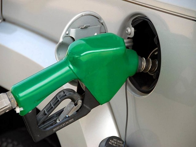 Gasolina pode subir R$ 0,69 e lcool R$ 0,24 com o retorno dos impostos federais, diz associao