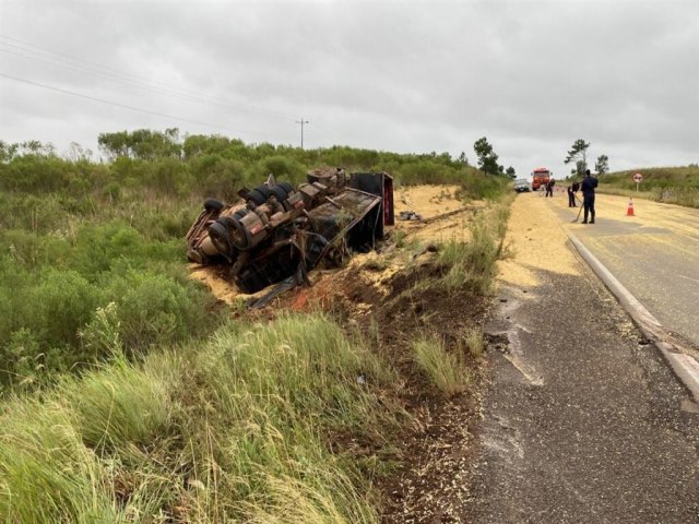 Motorista fica preso nas ferragens aps veculo tombar na BR-287