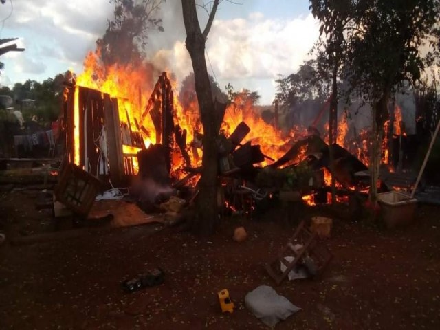 Incndio destri casa em Coronel Bicaco e famlia pede ajuda