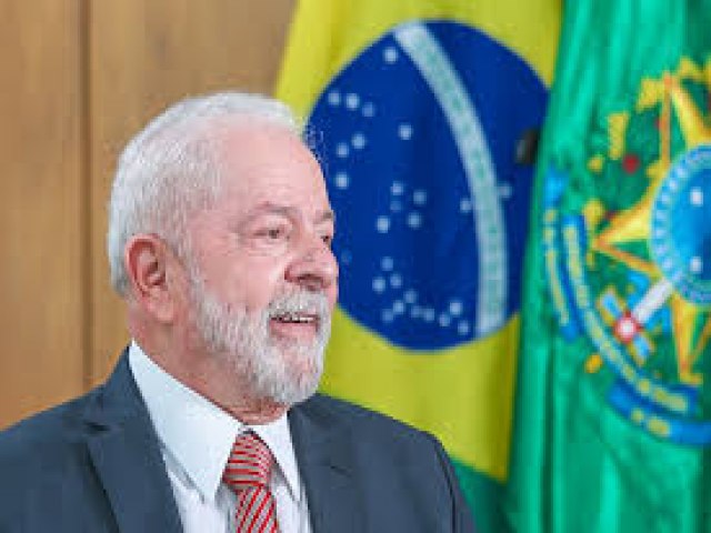 Lula anuncia R$ 2,44 bilhes para recomposio do oramento do ensino superior.