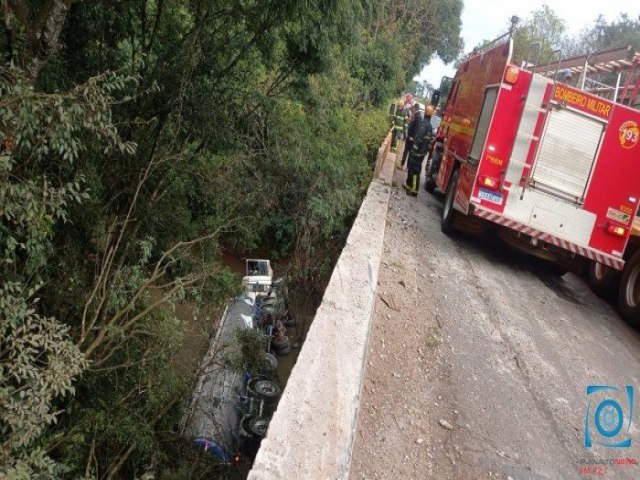 Carreta cai de ponte e motorista fica preso s ferragens em Saldanha Marinho