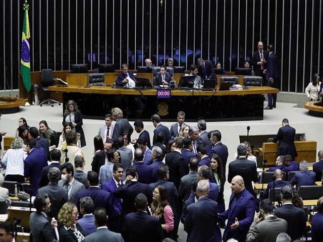 Cmara aprova equidade salarial entre homens e mulheres; texto vai ao Senado