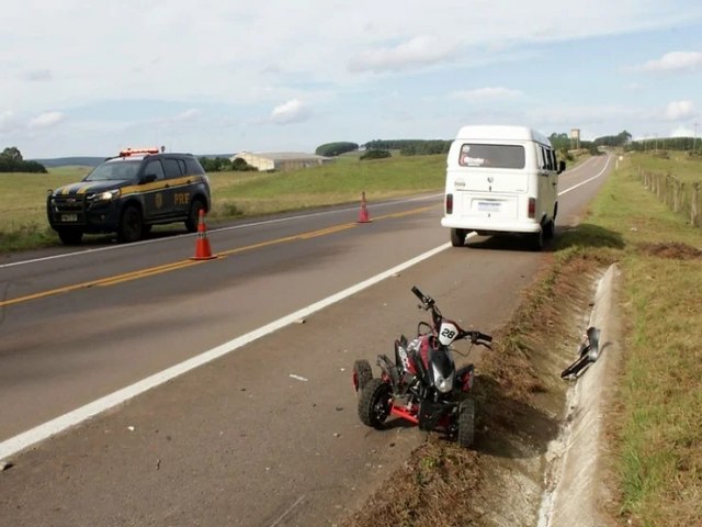 Adolescente morre aps quadriciclo invadir pista e colidir contra Kombi na BR-285