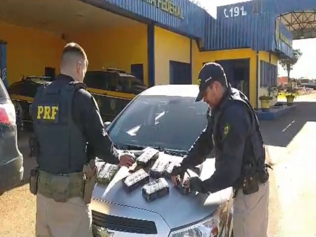 PRF prende pai e filhos com 13 quilos de cocana em carro roubado
