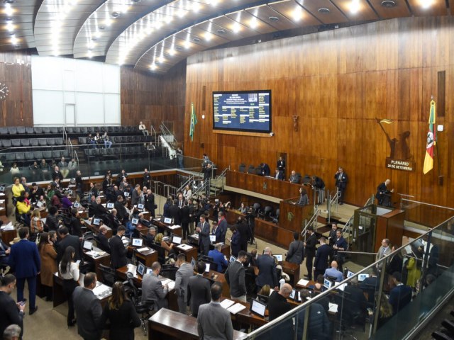 Assembleia aprova PL que reduz salrio dos servidores para cobrir dficit do IPE Sade