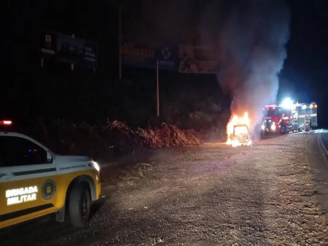 Polcia encontra dois corpos dentro de carro em chamas na Serra do RS Rodovirio da Brigada Militar/Divulgao