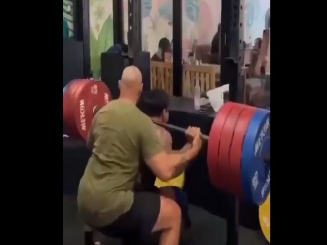 Atleta morre ao tentar fazer agachamento com barra de 210 kg