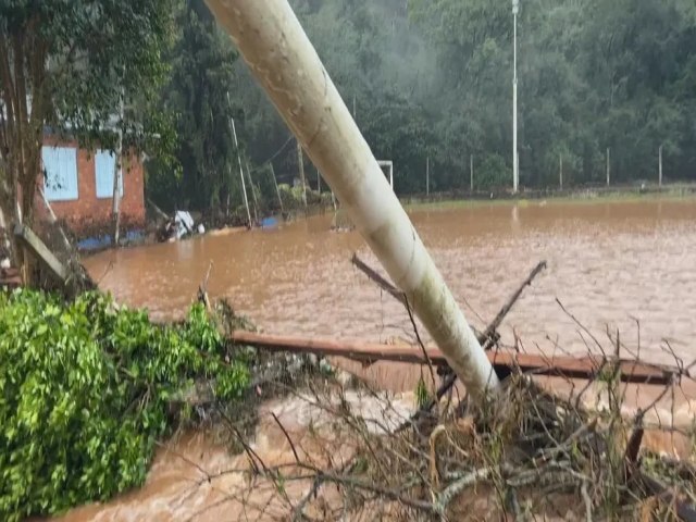 'Estamos prontos para ajudar naquilo que for necessrio', diz Lula sobre municpios atingidos por ciclone no RS