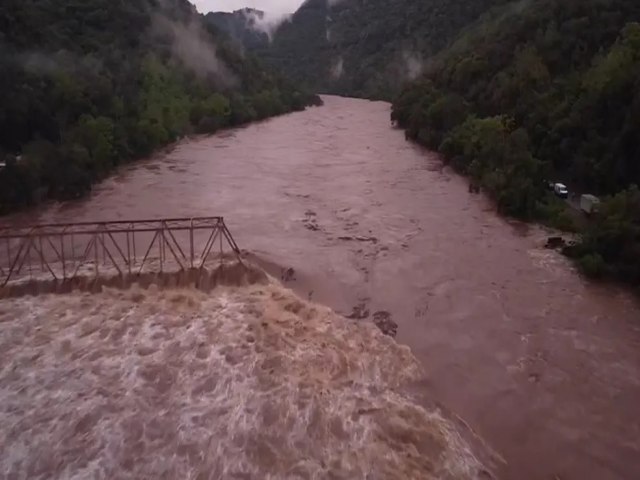 Ciclone no RS: reconstruo de rodovias custar R$ 100 milhes, diz governador