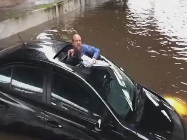 Motorista abandona carro pelo teto solar aps alagamento em ruas de Porto Alegre