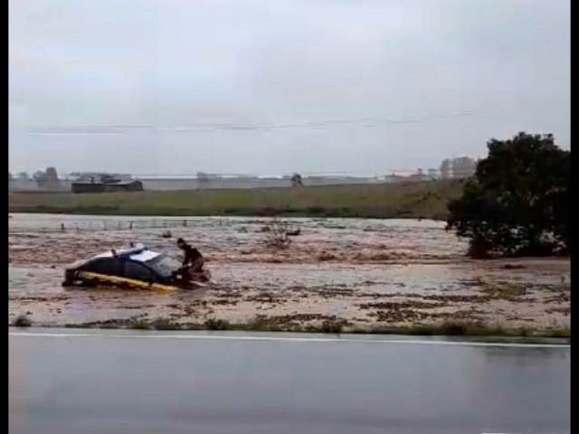 Viatura da PRF  arrastada pela gua em estrada durante chuva no RS