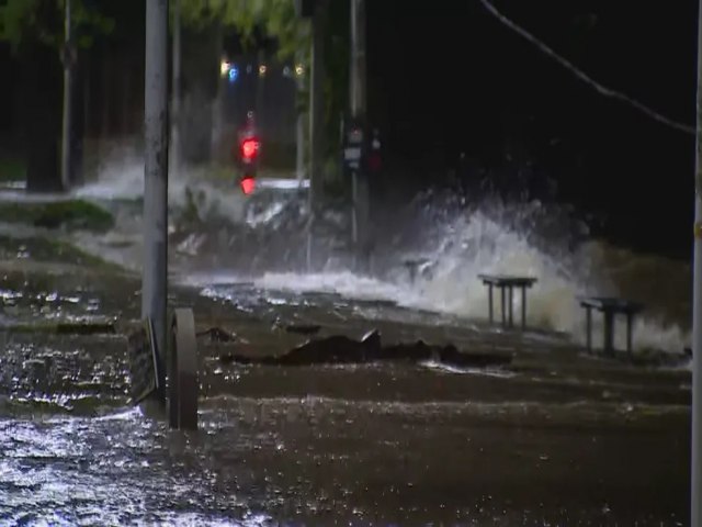 Aps chuva, gua invade casas em Porto Alegre e moradores precisam ser resgatados de bote