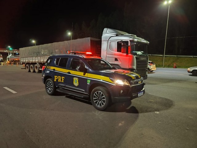PRF prende caminhoneiro com maconha e rebites em Paverama/RS