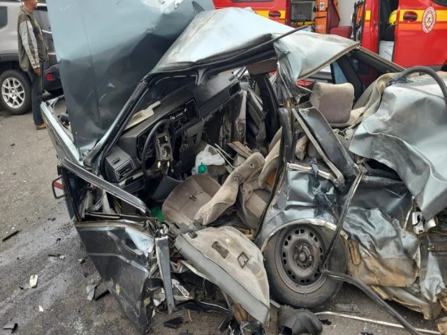 Motorista e passageiro morrem aps coliso envolvendo trs carros na BR-470