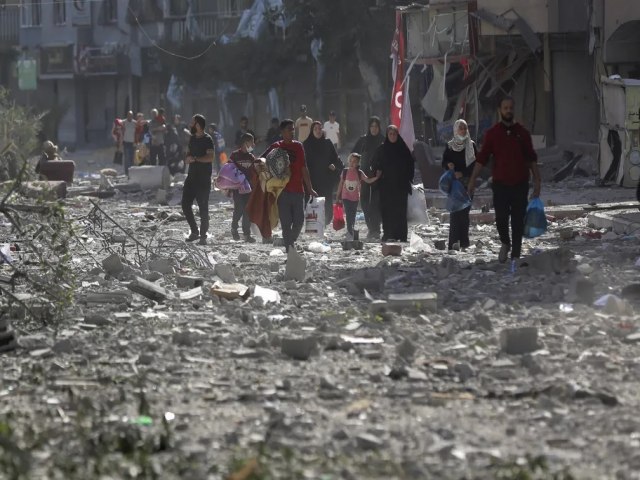Israel ataca Cidade de Gaza por terra, mar e ar, e moradores se escondem em hospital