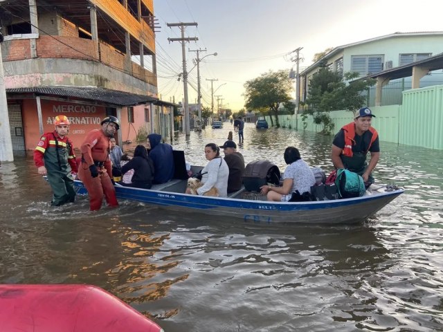 Enchente fecha unidades de sade, suspende aulas e deixa 1,5 mil fora de casa em Eldorado Sul