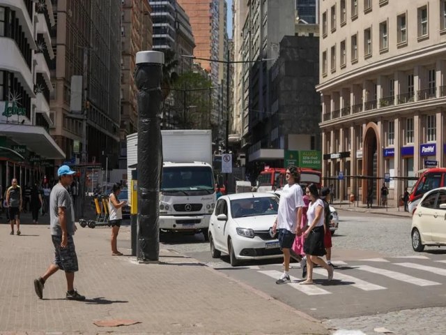 Porto Alegre instala torres de segurana com cmeras 360, boto de emergncia e alertas sonoros