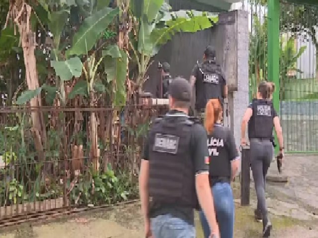 Presas 22 pessoas em operao contra grupo suspeito de expulsar moradores de condomnio no RS e planejar atentado contra policiais