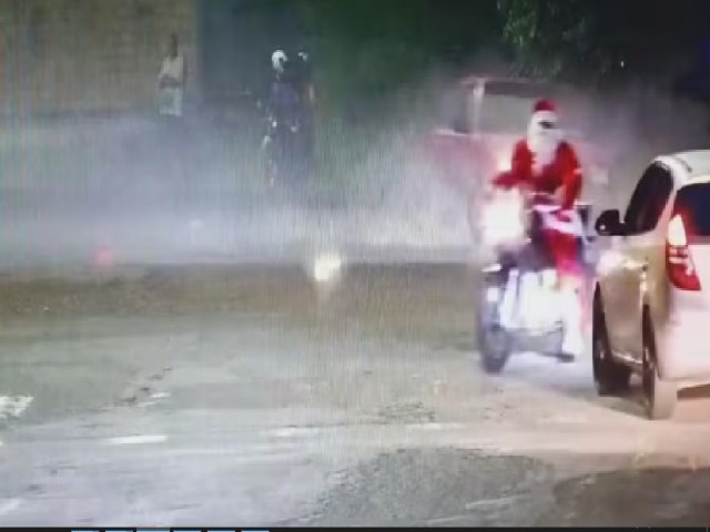 'Papai Noel'  flagrado fazendo manobras arriscadas sem capacete em So Leopoldo