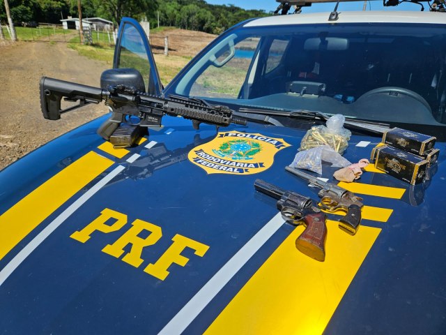 PRF prende criminoso transportando fuzil, revlveres e munies na BR 285