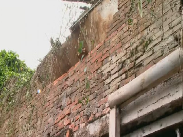 Idoso fica por preso embaixo de escombros por 5 horas aps muro desabar sobre casa durante temporal em Santa Maria
