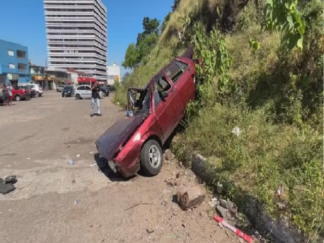 Carro despenca de barranco no Uruguai e cai no Brasil