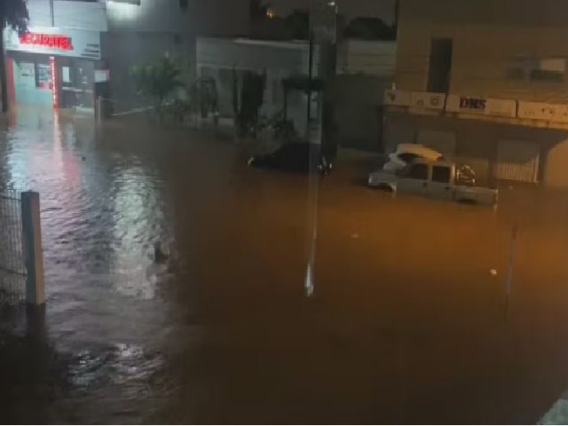 Ruas de Frederico Westphalen ficam alagadas aps chuva atingir metade da mdia esperada para o ms