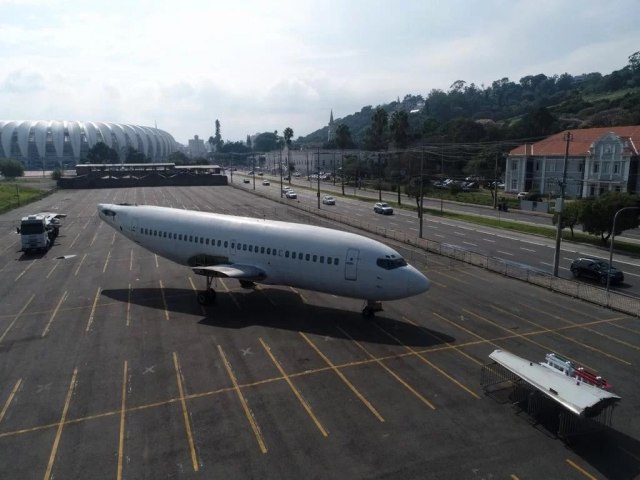 Por que um avio Boeing 737 estacionou ao lado do Beira-Rio